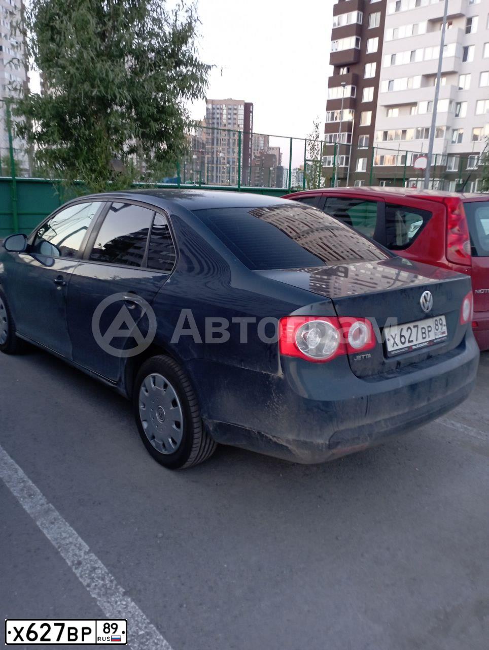 Фото автомобиля VOLKSWAGEN JETTA, 2008 — госномер Х627ВР89. Цвет: СЕРО-СИНИЙ