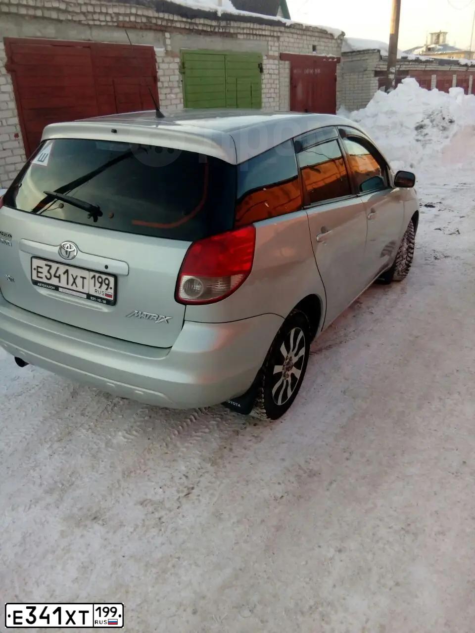 Фото автомобиля TOYOTA MATRIX, 2004 — госномер Е341ХТ199. Цвет: Серебристый