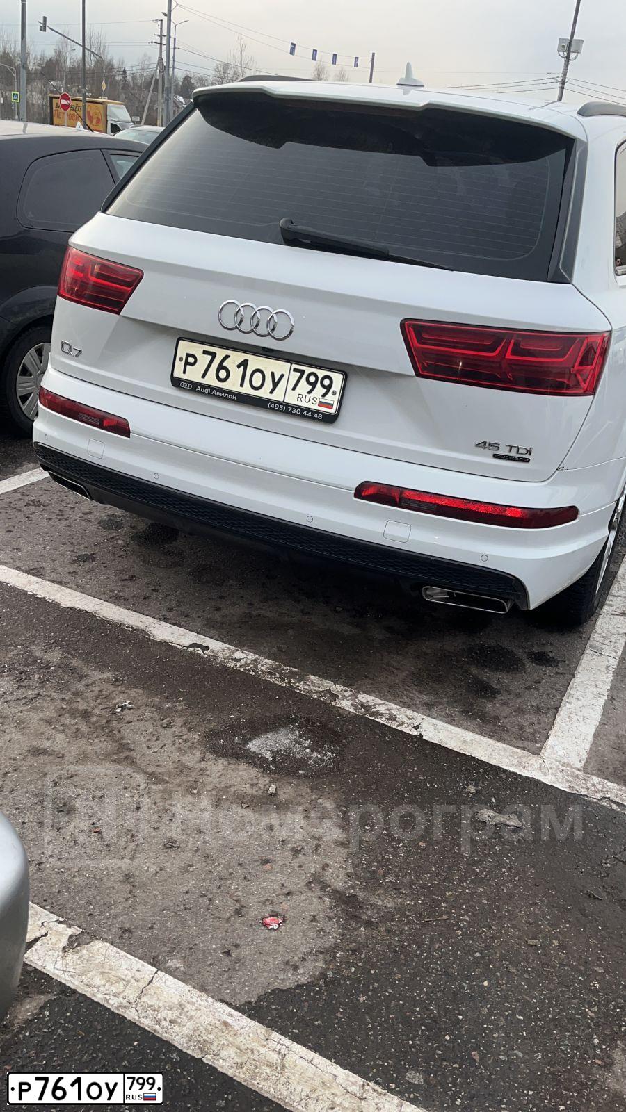 Фото автомобиля AUDI Q7, 2019 — госномер Р761ОУ799. Цвет: БЕЛЫЙ