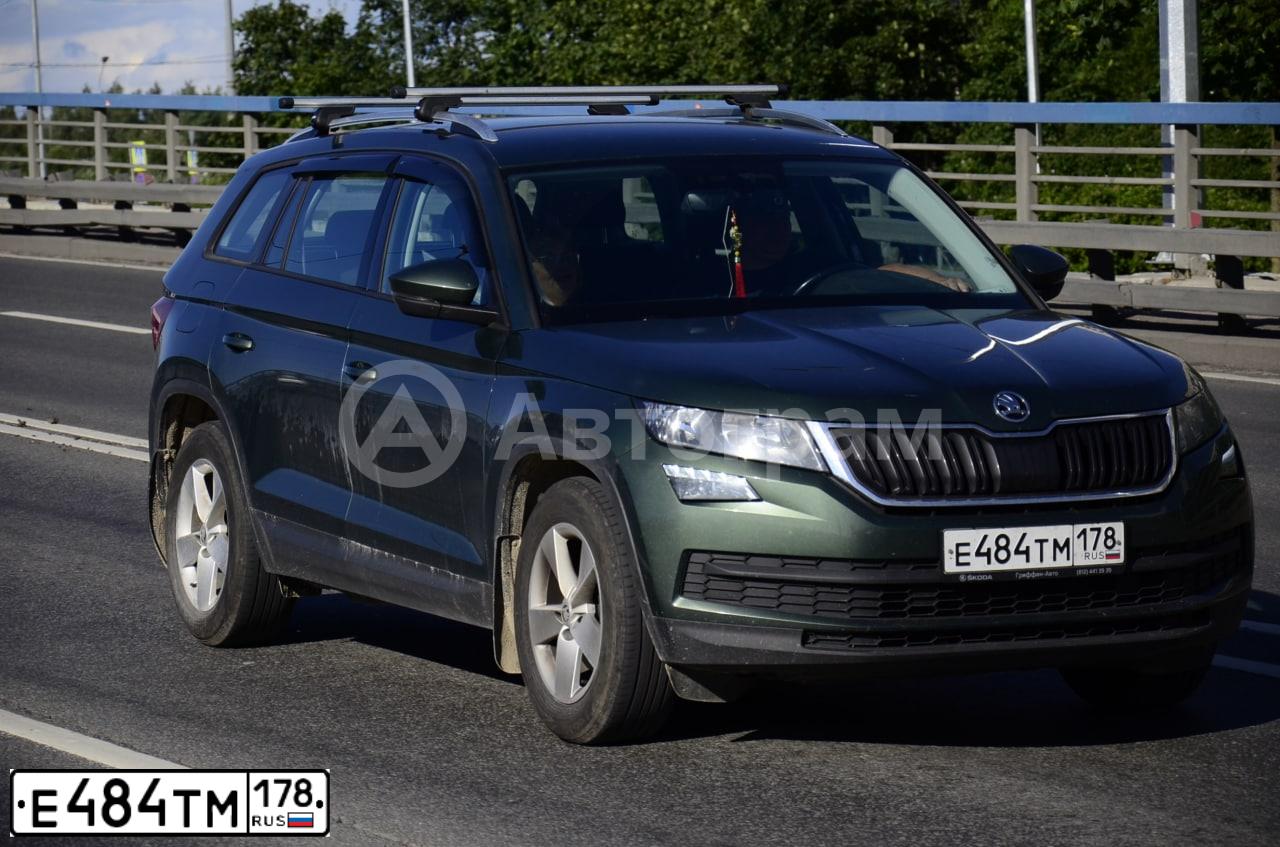 Фото автомобиля SKODA KODIAQ, 2019 — госномер Е484ТМ178. Цвет: ЗЕЛЕНЫЙ