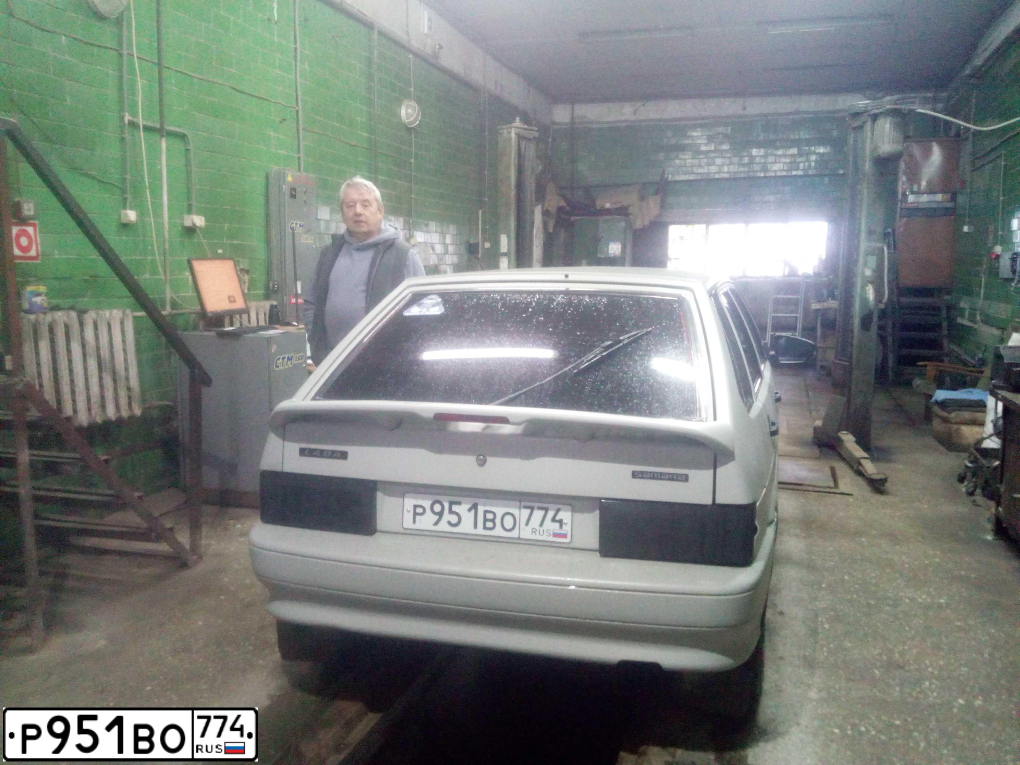 Фото автомобиля LADA 2114 SAMARA, 2005 — госномер Р951ВО774. Цвет: МОЛОЧНО-БЕЛЫЙ СЕРЕБРИСТЫЙ