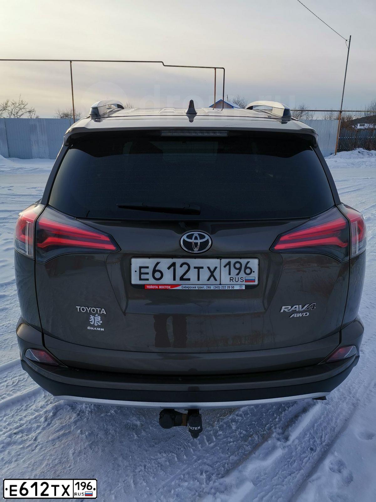 Фото автомобиля TOYOTA RAV4, 2017 — госномер Е612ТХ196. Цвет: Светло-коричневый металлик