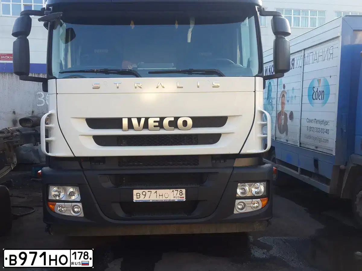Фото автомобиля IVECO STRALIS, 2012 — госномер Е472ТМ53. Цвет: Белый