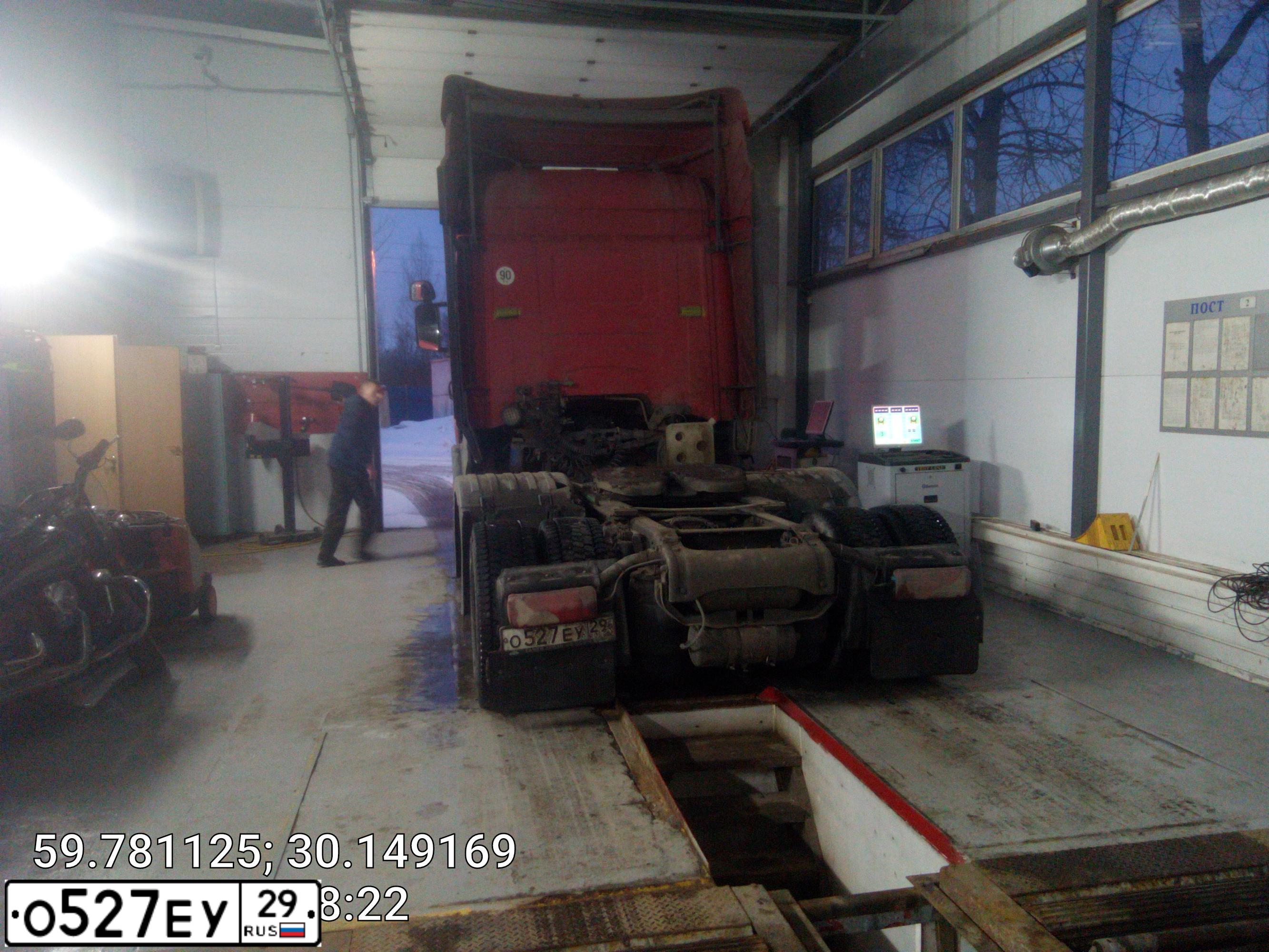 Фото автомобиля SCANIA R420 LA6X2/4HLB, 2007 — госномер С437АУ198. Цвет: Красный