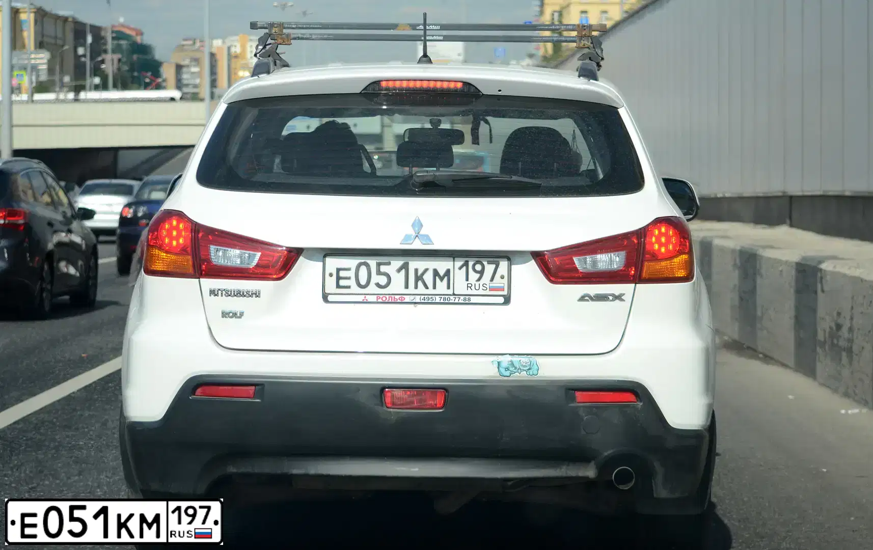 Фото автомобиля MITSUBISHI ASX, 2010 — госномер Е051КМ197. Цвет: Белый