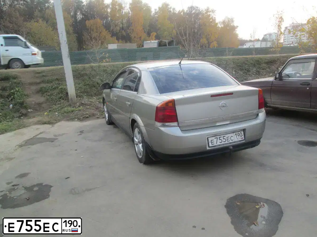 Фото автомобиля OPEL VECTRA, 2002 — госномер Е755ЕС190. Цвет: ЖЕЛТЫЙ ЗОЛОТИСТЫЙ