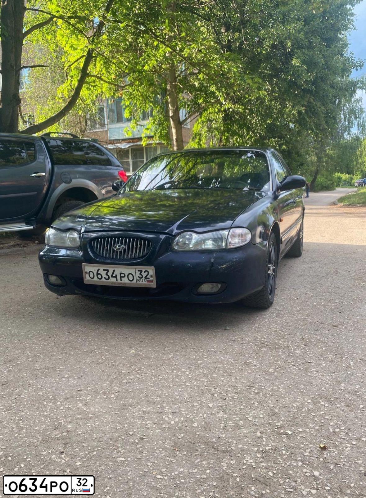 Фото автомобиля HYUNDAI SONATA, 1998 — госномер М079АЕ32. Цвет: СИНИЙ (ТЕМНО-СИНИЙ)