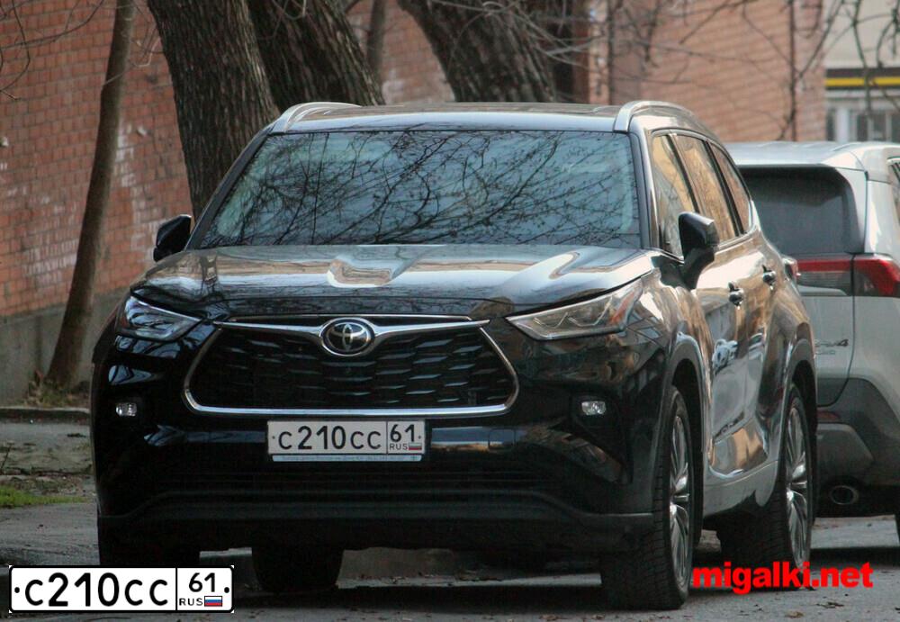 Фото автомобиля TOYOTA RAV4, 2015 — госномер С210СС61. Цвет: Серебристый