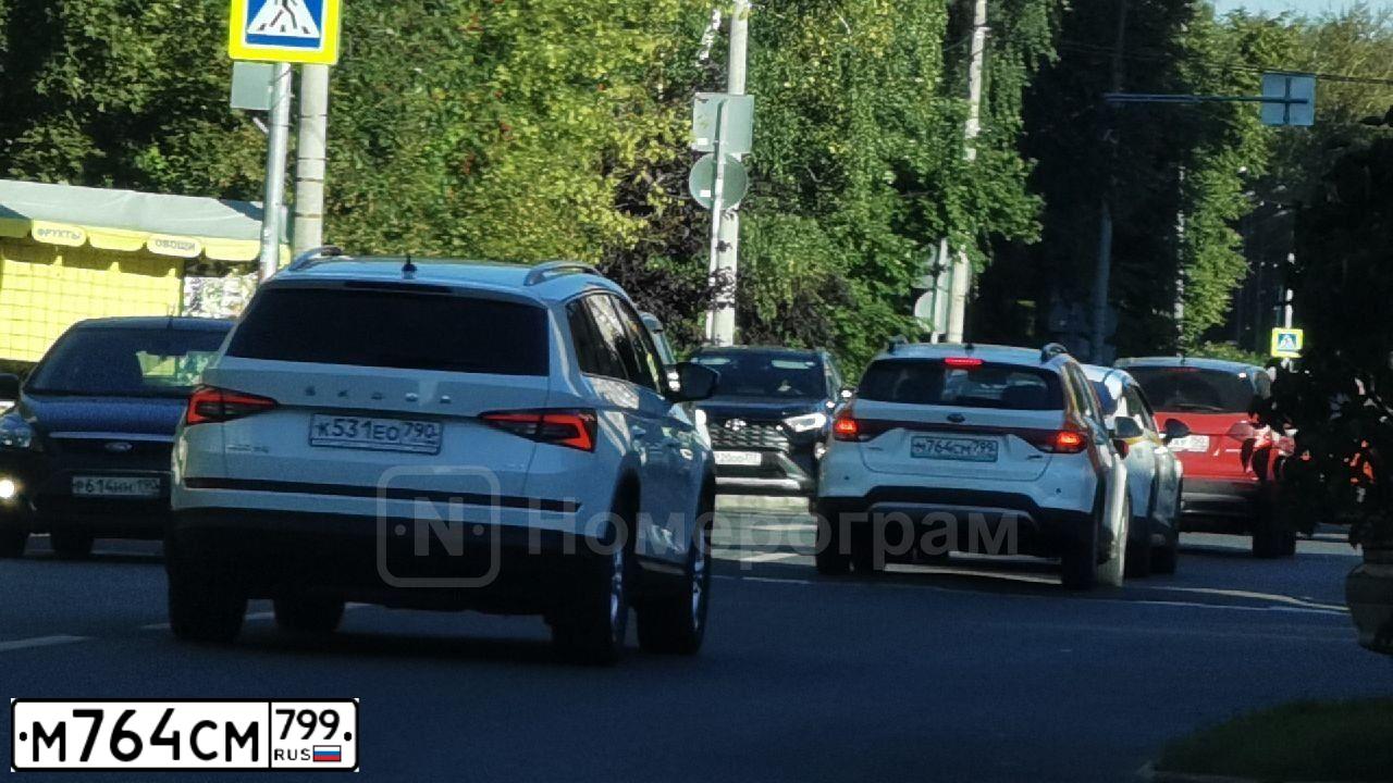 Фото автомобиля KIA RIO, 2019 — госномер М764СМ799. Цвет: Белый
