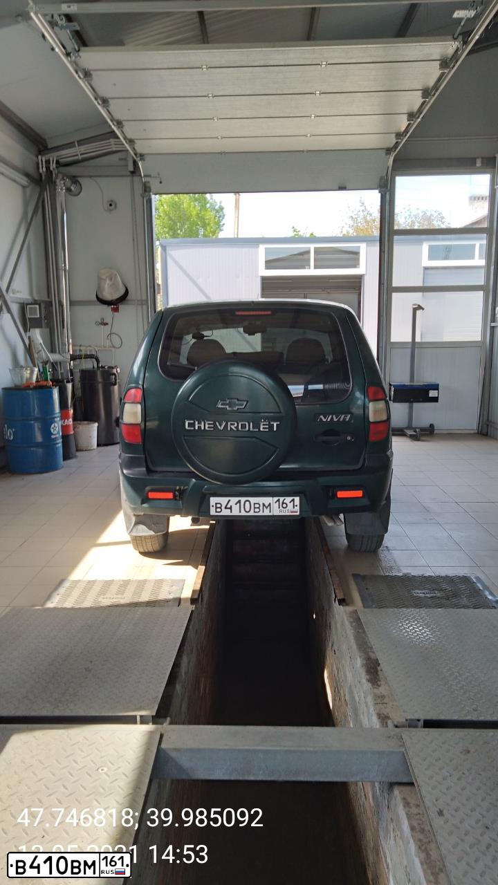 Фото автомобиля CHEVROLET NIVA, 2004 — госномер В410ВМ161. Цвет: Темно-зеленый