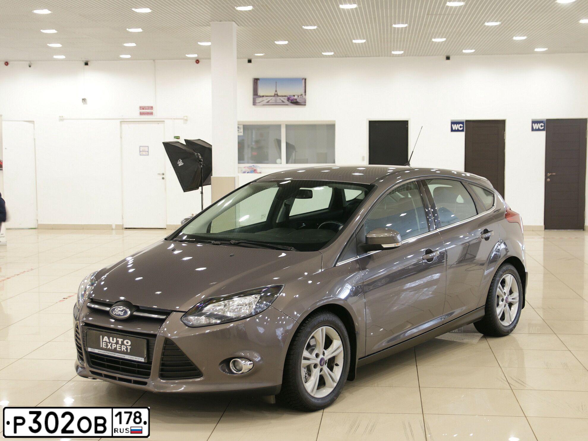 Фото автомобиля FORD FOCUS, 2013 — госномер Р302ОВ178. Цвет: СЕРО-КОРИЧНЕВЫЙ