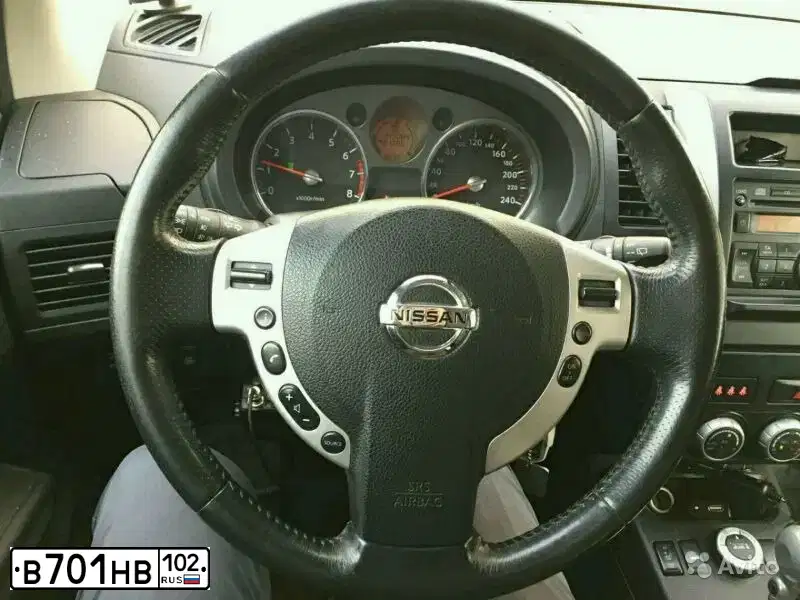 Фото автомобиля NISSAN X-TRAIL, 2010 — госномер В701НВ102. Цвет: ЧЕРНЫЙ