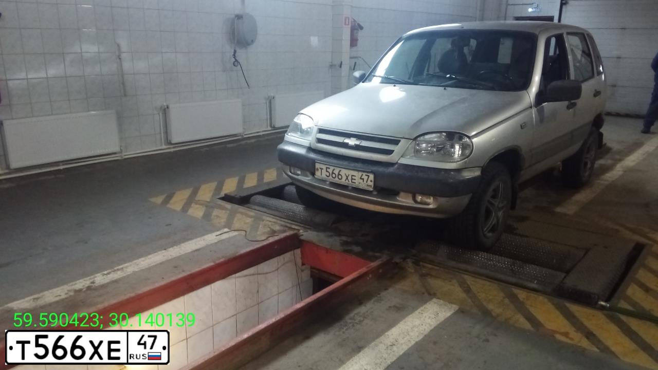 Фото автомобиля CHEVROLET NIVA, 2004 — госномер Т566ХЕ47. Цвет: БЕЛЫЙ