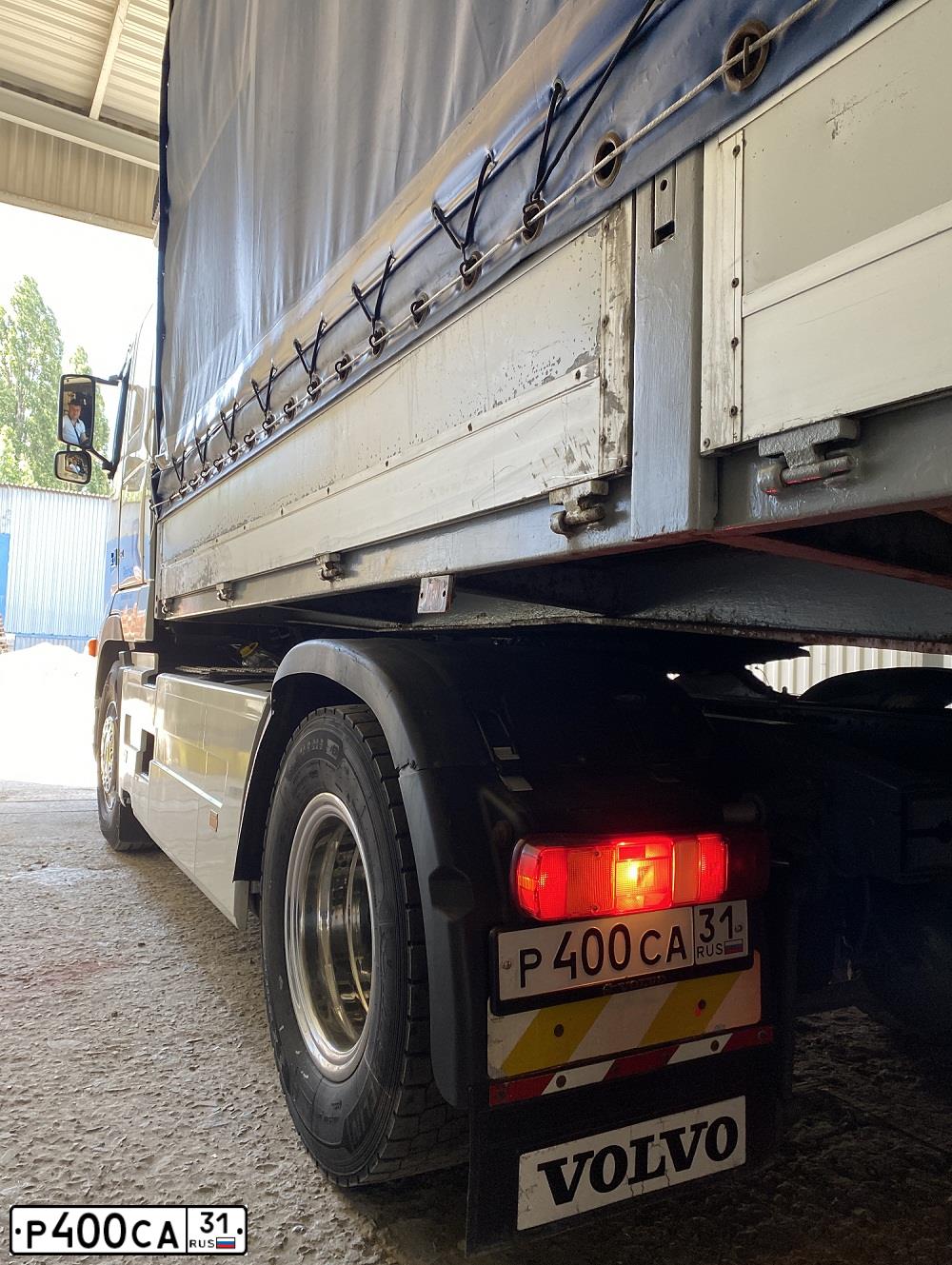 Фото автомобиля VOLVO SERIE FH /4X2/, 2005 — госномер Р400СА31. Цвет: Белый