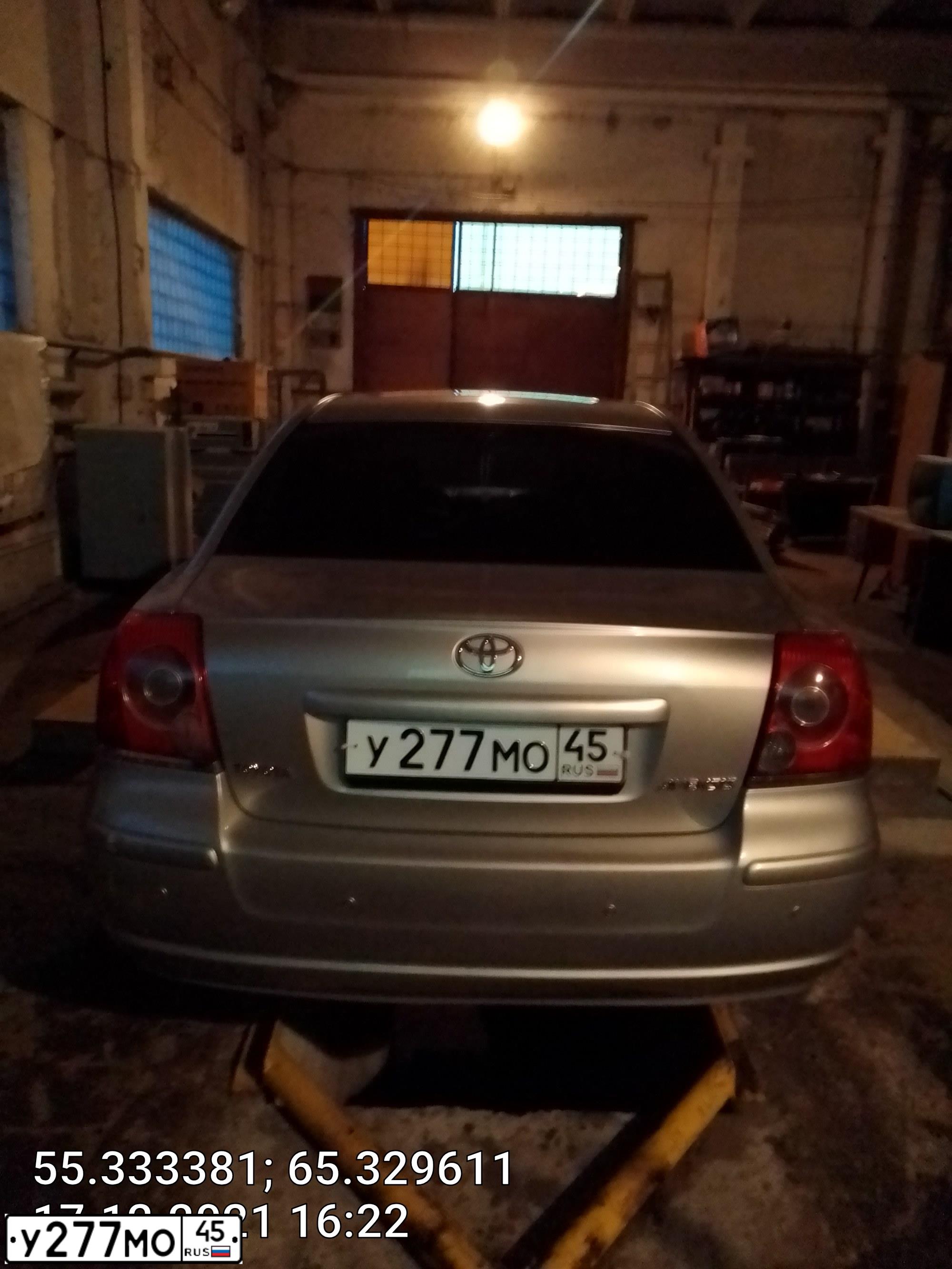 Фото автомобиля TOYOTA AVENSIS, 2005 — госномер У277МО45. Цвет: Серебристый