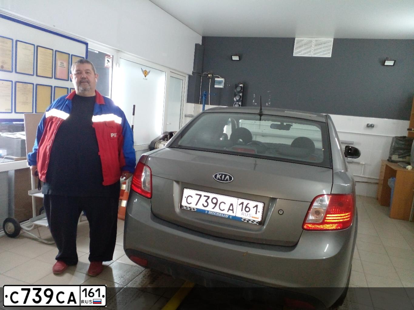 Фото автомобиля KIA RIO, 2009 — госномер С739СА161. Цвет: СЕРЫЙ
