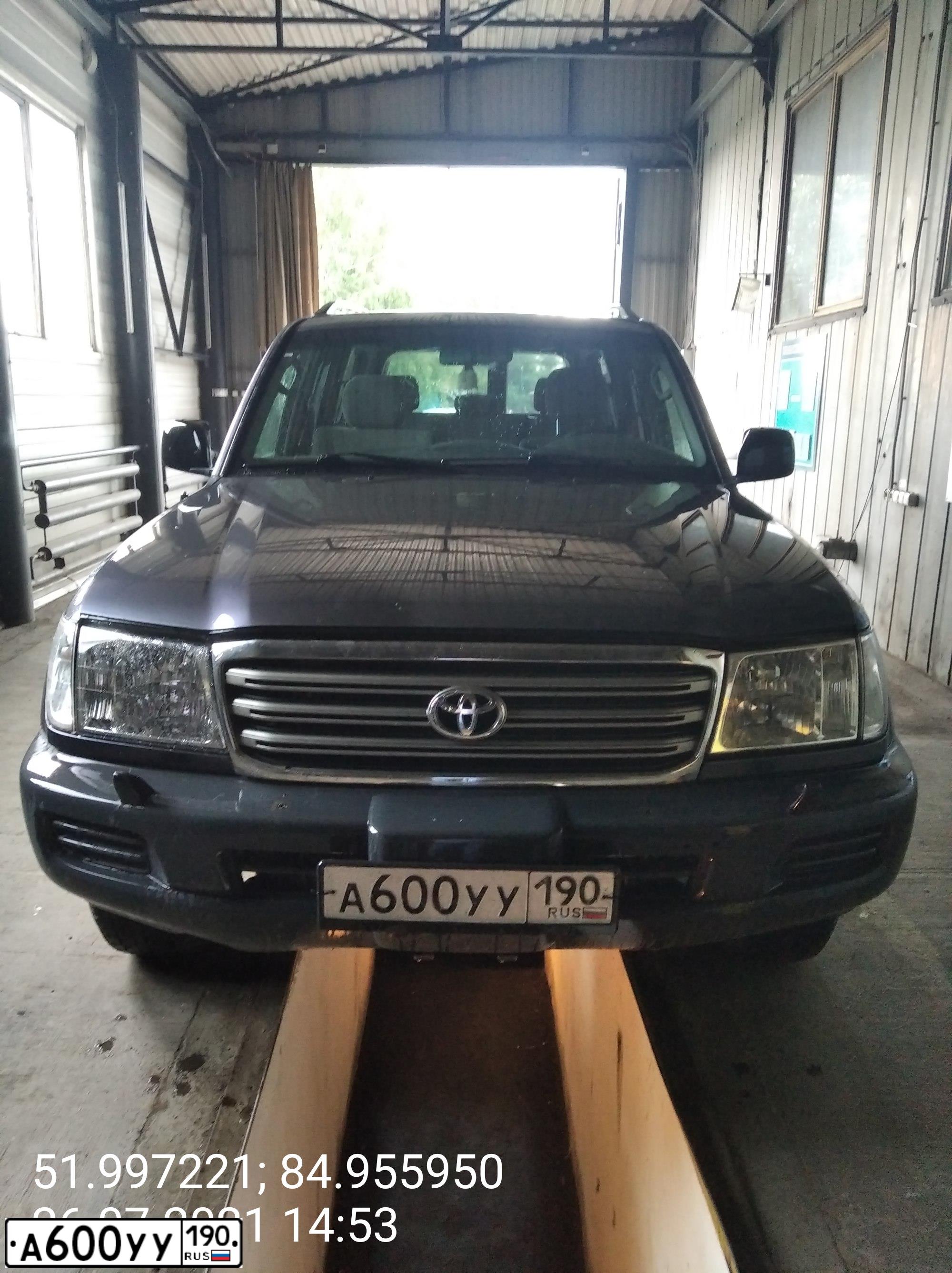 Фото автомобиля TOYOTA LANDCRUISER, 2003 — госномер А600УУ190. Цвет: СЕРЫЙ