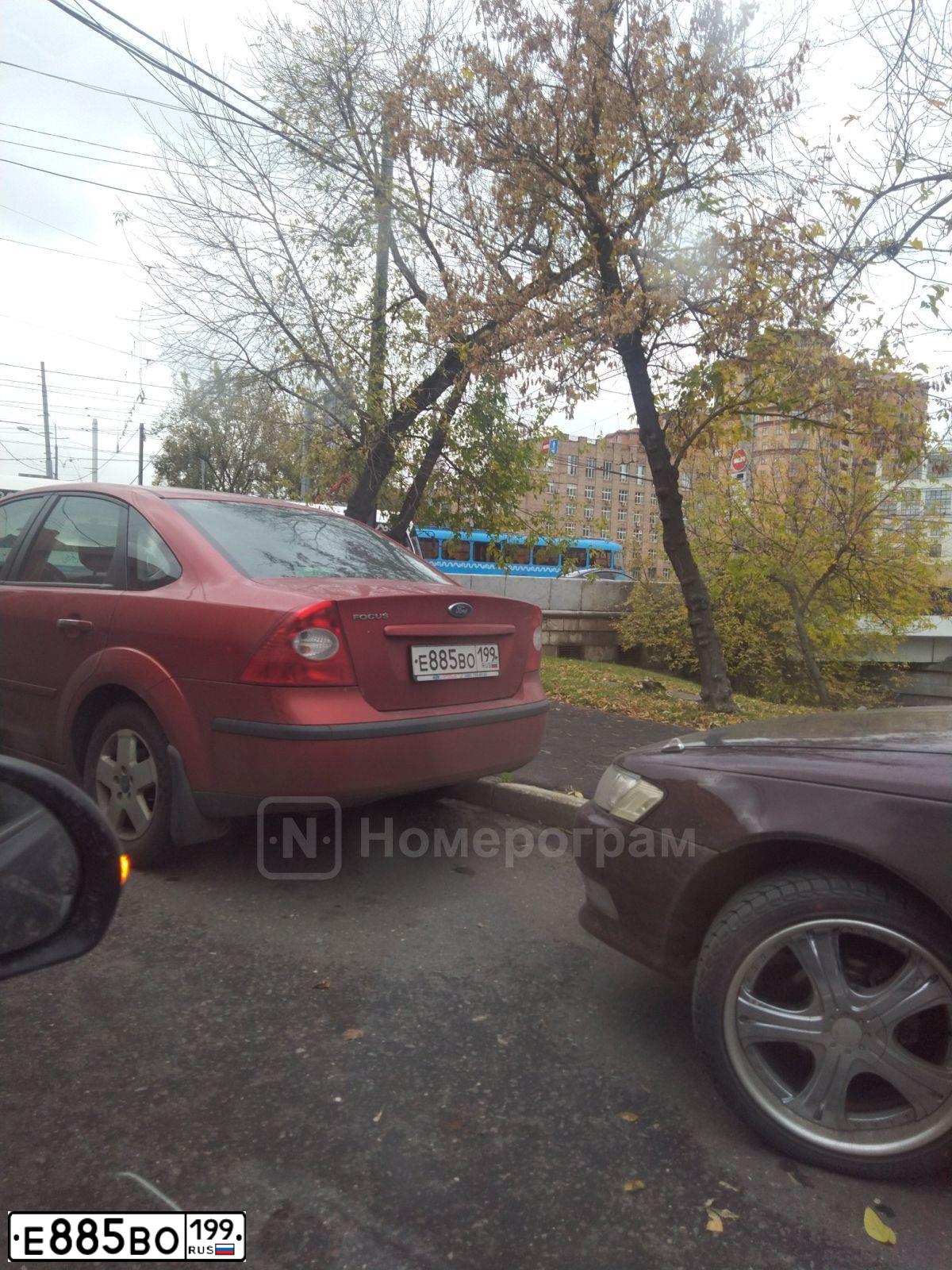 Фото автомобиля FORD FOCUS, 2008 — госномер Е885ВО199. Цвет: ОРАНЖЕВЫЙ