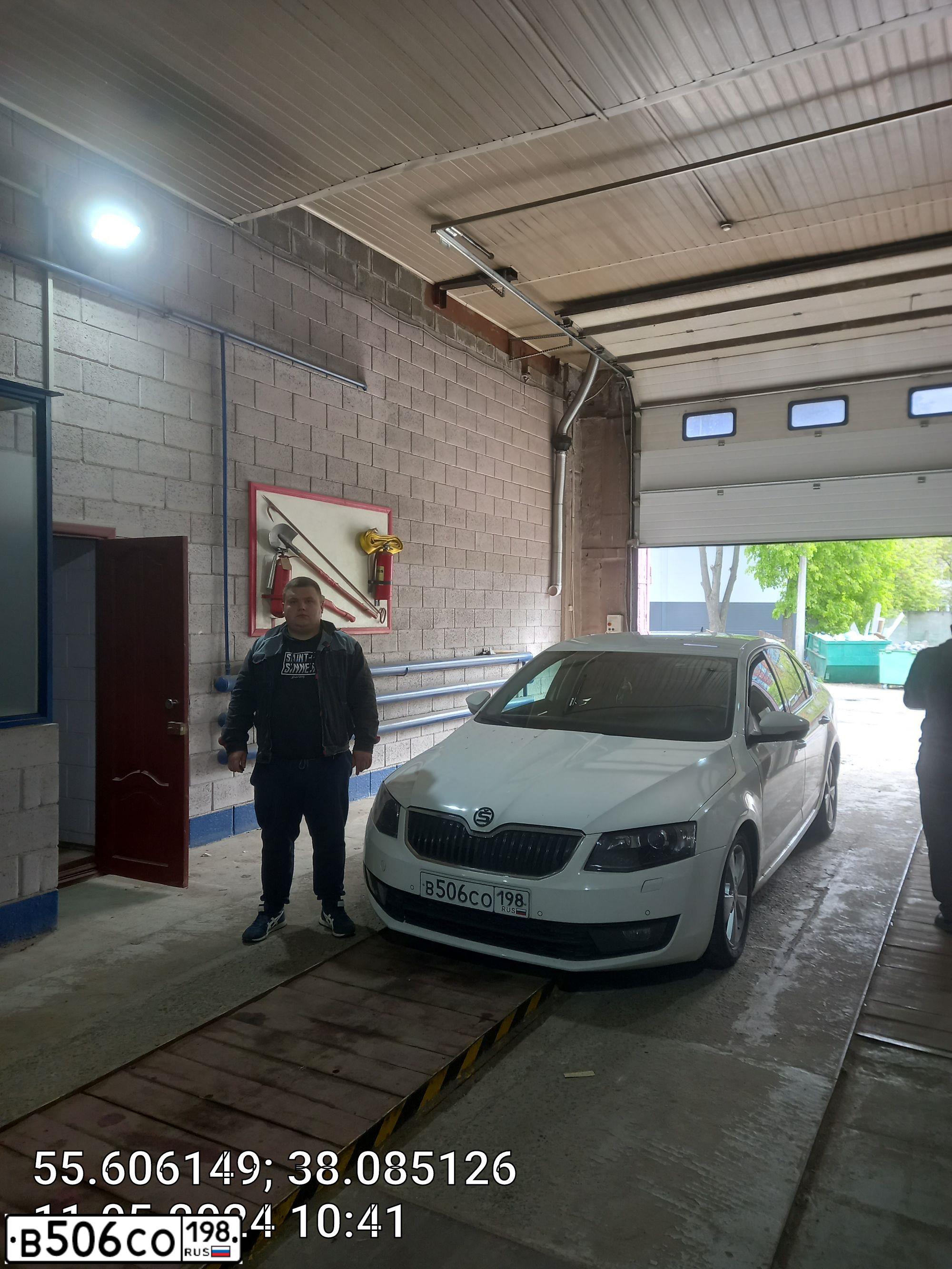 Фото автомобиля SKODA OCTAVIA, 2013 — госномер В506СО198. Цвет: Белый