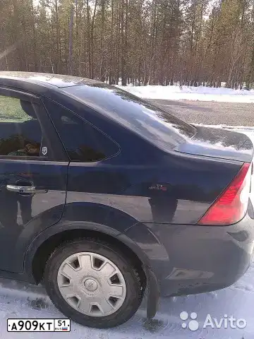 Фото автомобиля FORD FOCUS, 2009 — госномер А909КТ51. Цвет: ТЕМНО-СИНИЙ