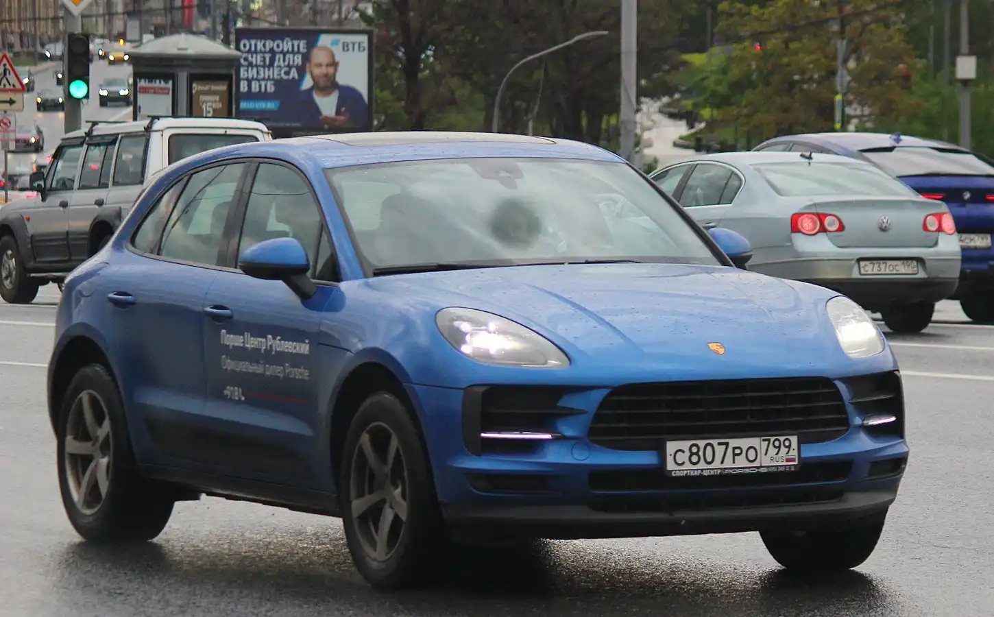 Фото автомобиля PORSCHE MACAN, 2019 — госномер Е885АР180. Цвет: синий