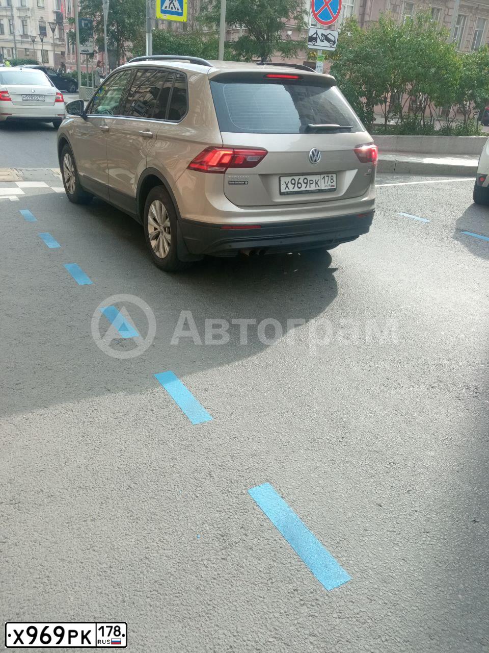 Фото автомобиля VOLKSWAGEN TIGUAN, 2017 — госномер Х969РК178. Цвет: БЕЖЕВЫЙ