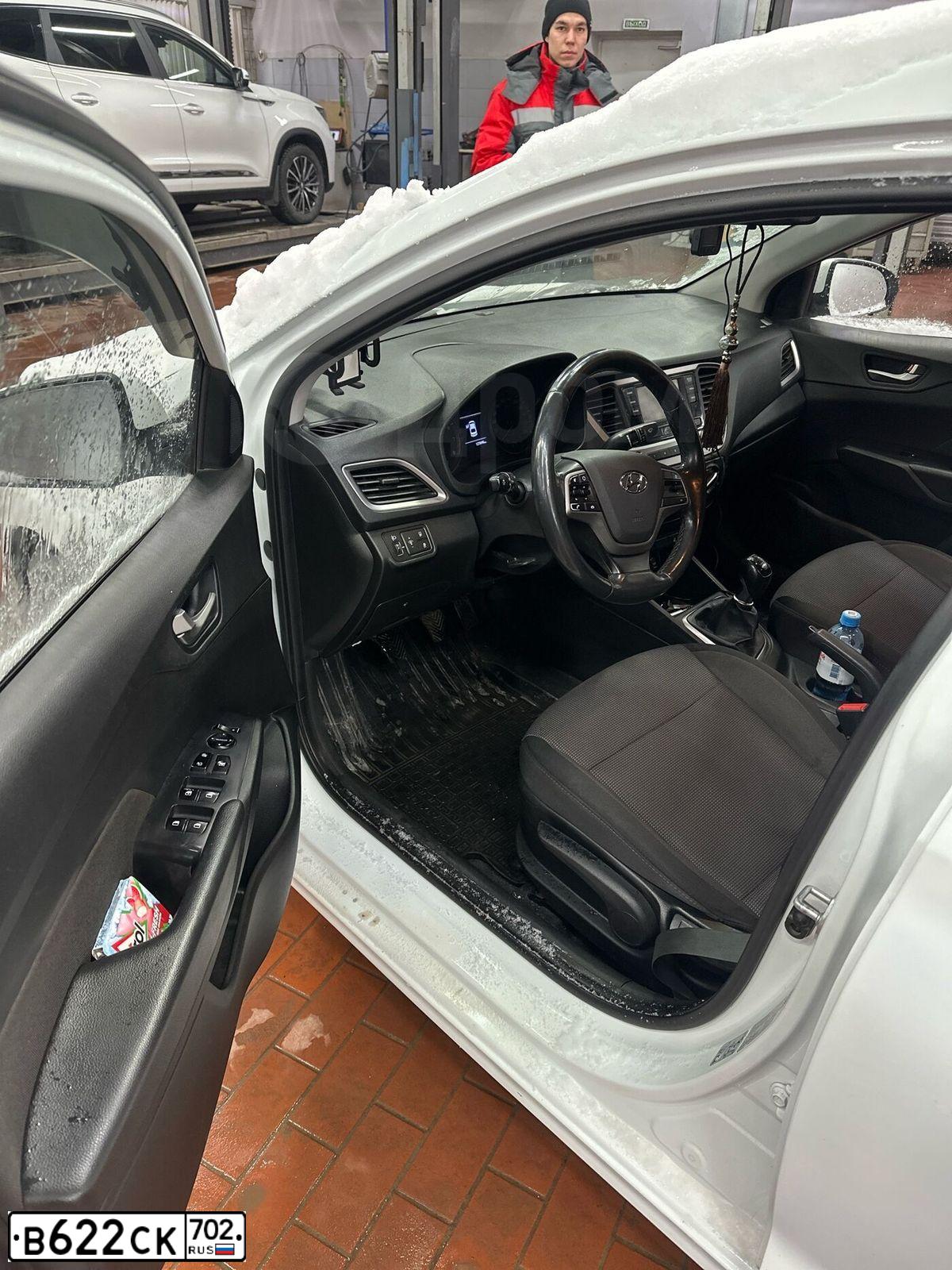 Фото автомобиля HYUNDAI SOLARIS, 2018 — госномер Н638ВТ702. Цвет: Белый