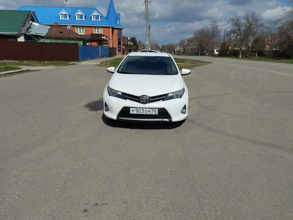 Фото автомобиля TOYOTA AURIS, 2013 — госномер Р074МК761. Цвет: Белый