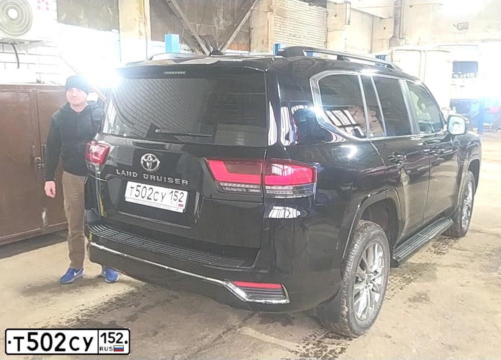 Фото автомобиля TOYOTA LAND CRUISER 300, 2022 — госномер М001АВ185. Цвет: ЧЕРНЫЙ