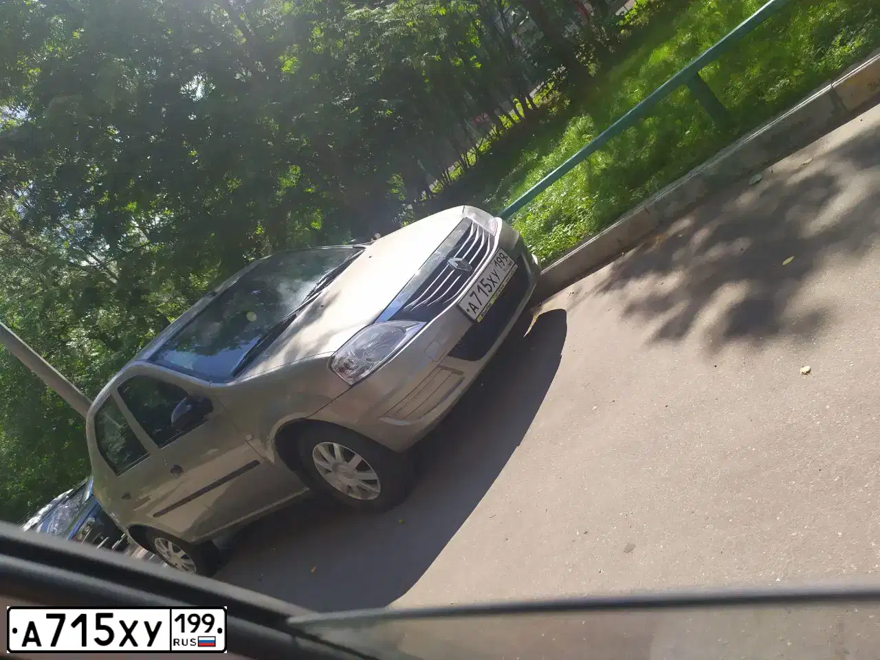 Фото автомобиля RENAULT LOGAN, 2010 — госномер Х548АТ31. Цвет: БЕЖЕВЫЙ
