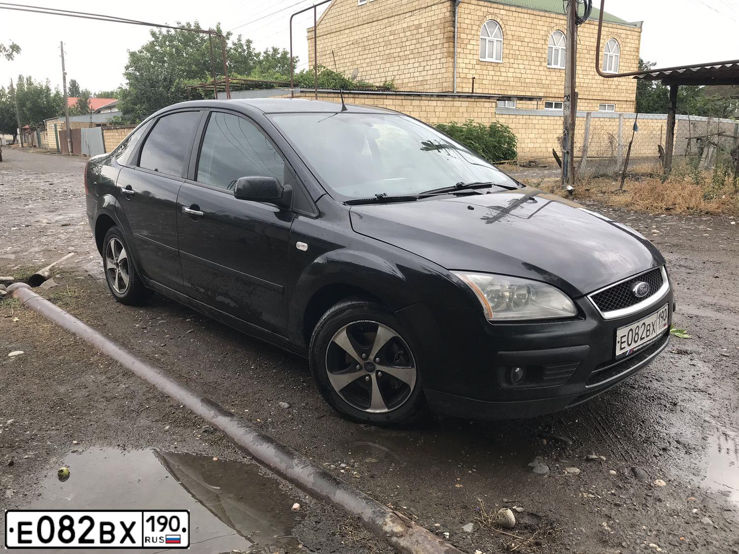 Фото автомобиля FORD FOCUS, 2007 — госномер Е082ВХ190. Цвет: ЧЕРНЫЙ