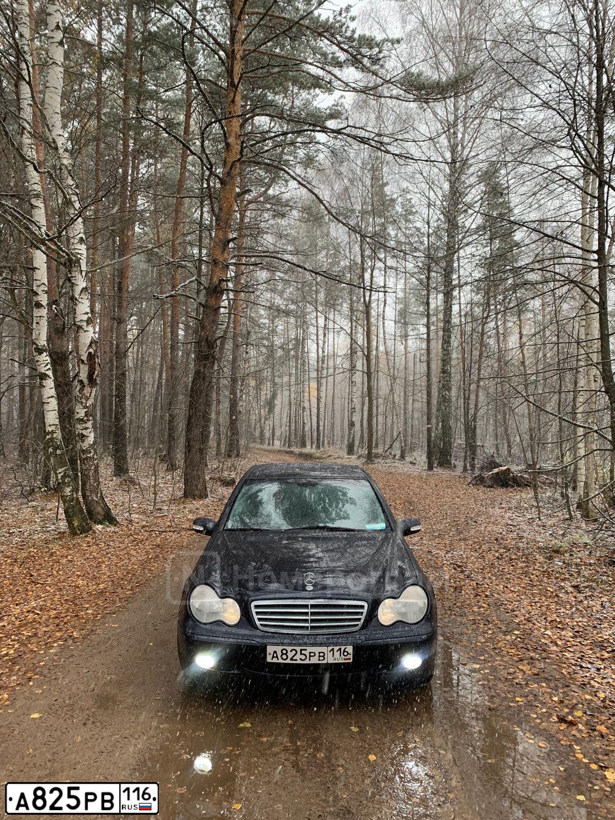 Фото автомобиля MERCEDES C-KLASSE, 2002 — госномер А825РВ116. Цвет: ТЕМНО-СИНИЙ