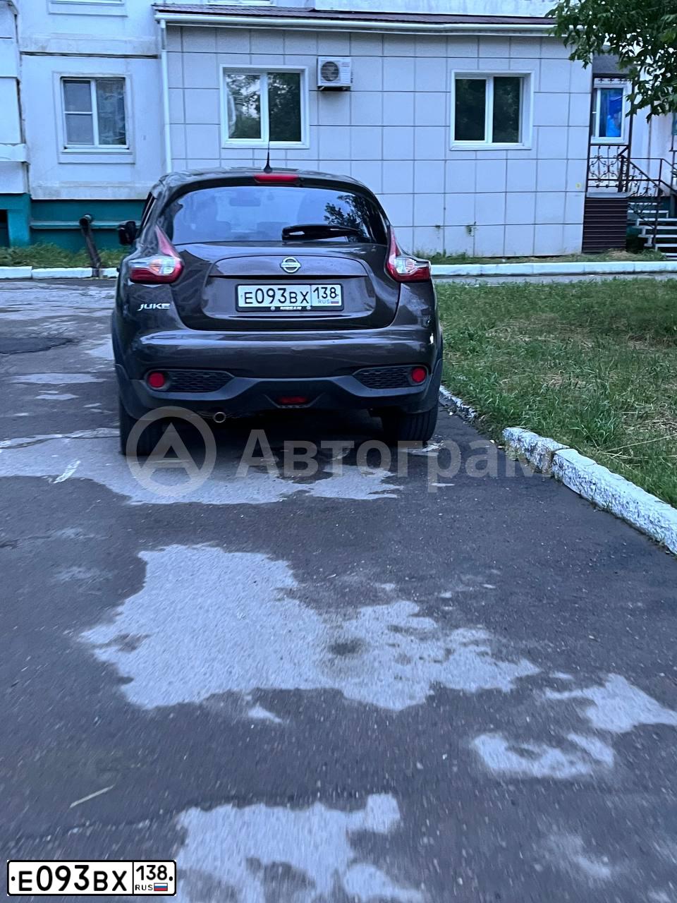 Фото автомобиля NISSAN JUKE, 2018 — госномер Е225НЕ138. Цвет: Коричневый