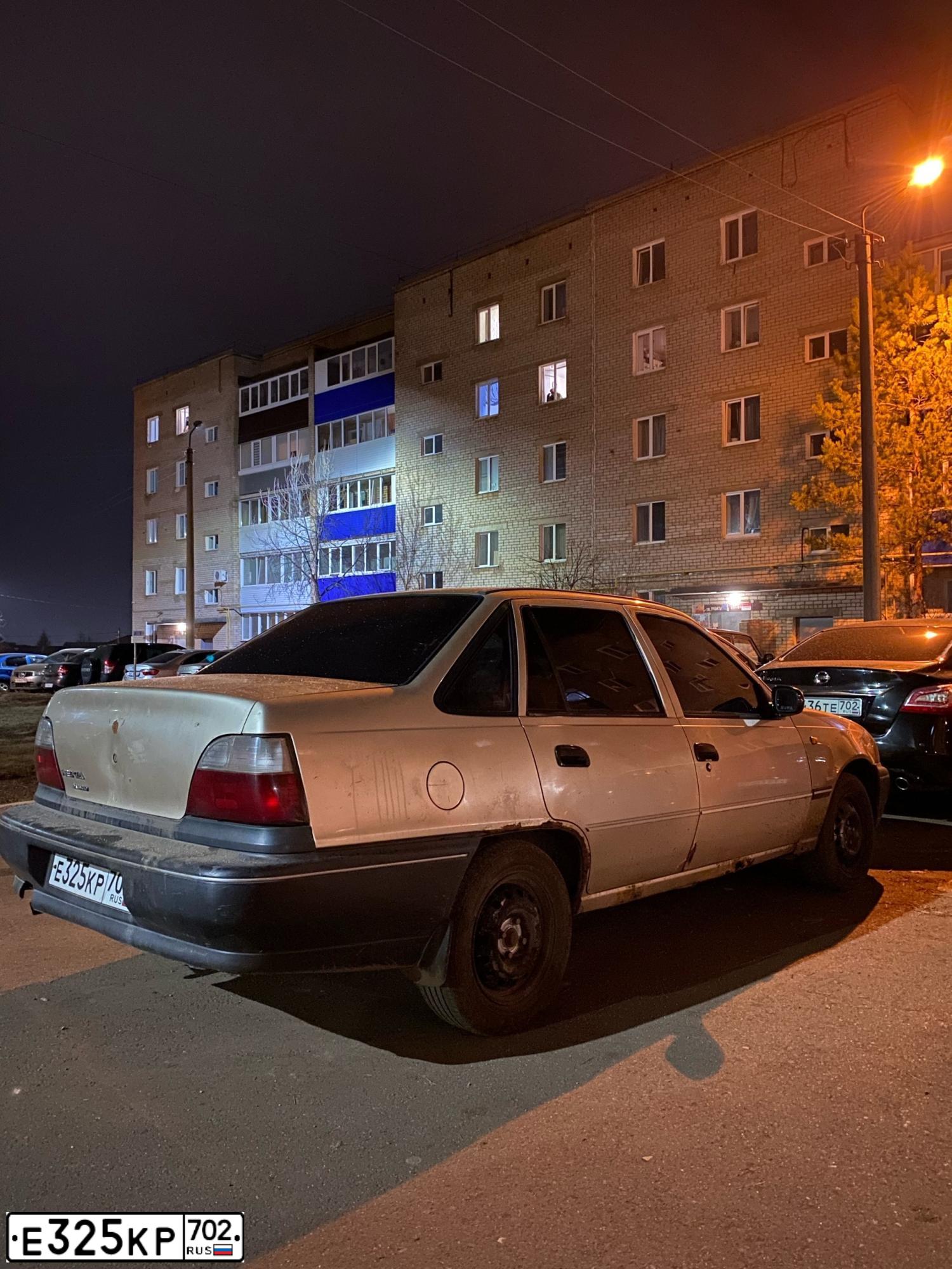 Фото автомобиля DAEWOO NEXIA, 1999 — госномер Е325КР702. Цвет: БЕЖЕВЫЙ