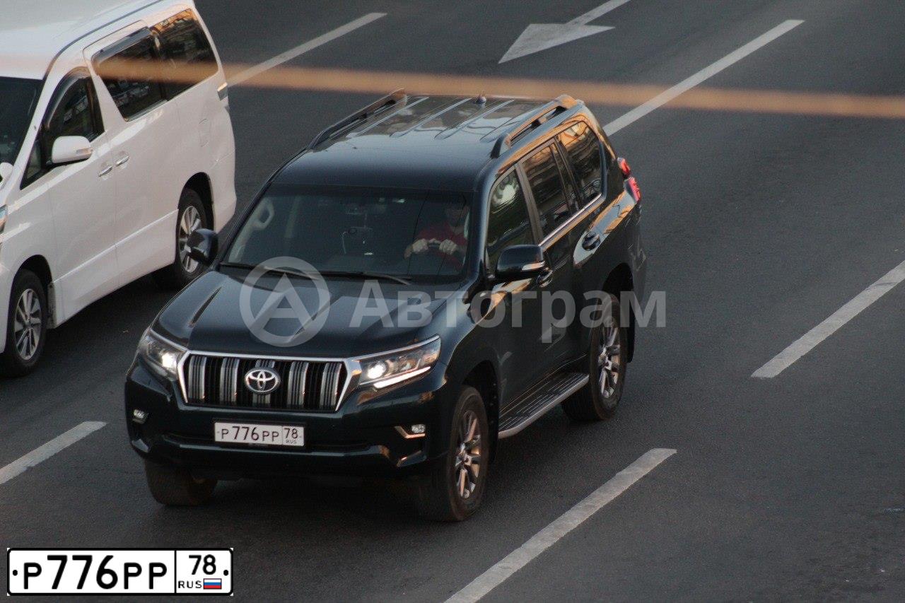 Фото автомобиля VOLKSWAGEN CARAVELLE, 2011 — госномер Р776РР78. Цвет: серебристый