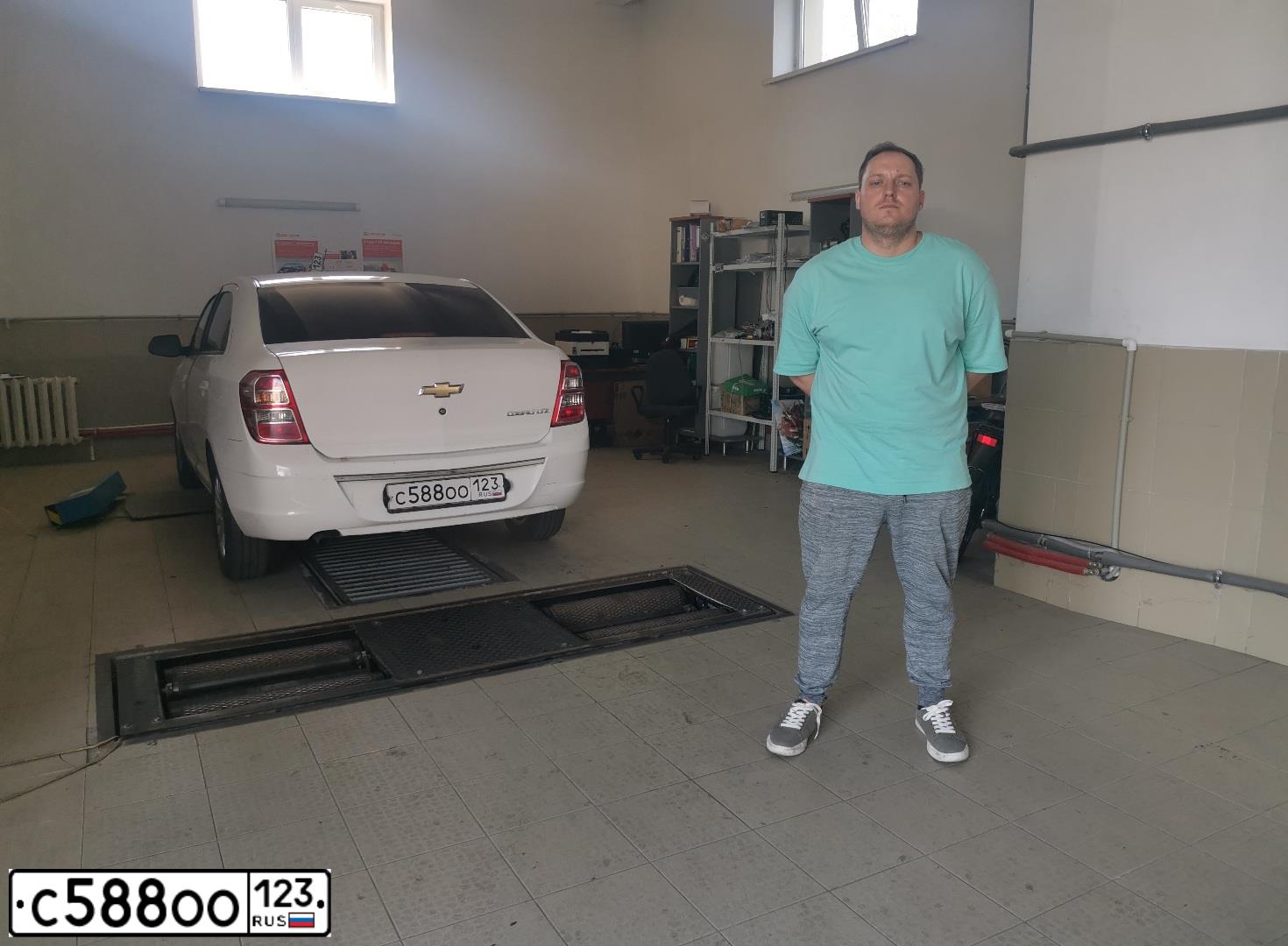 Фото автомобиля CHEVROLET COBALT, 2014 — госномер Е455ТМ193. Цвет: Белый