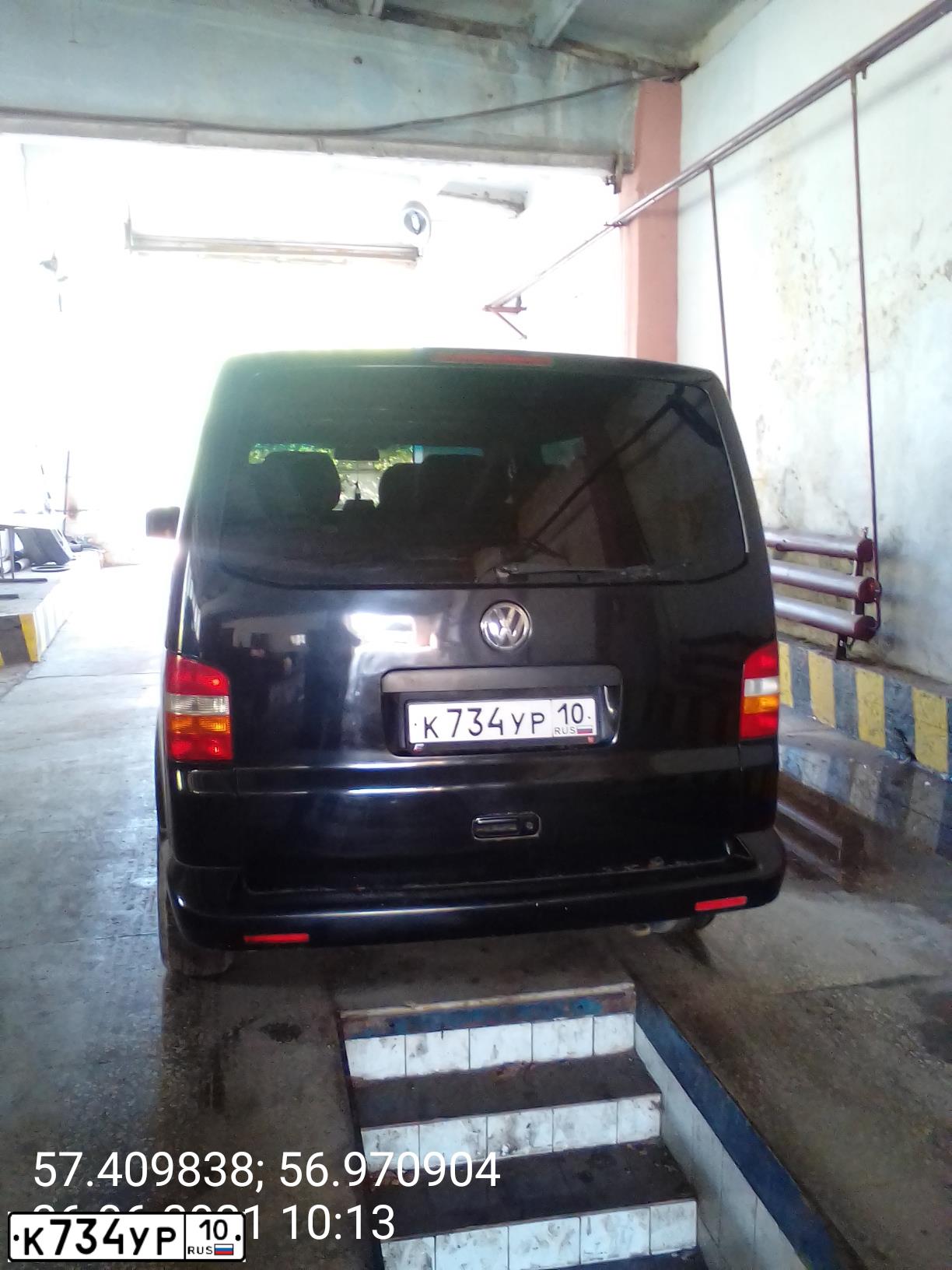 Фото автомобиля VOLKSWAGEN (WV2) КАРАВЕЛЛА, 2007 — госномер М990СУ702. Цвет: ЧЕРНЫЙ