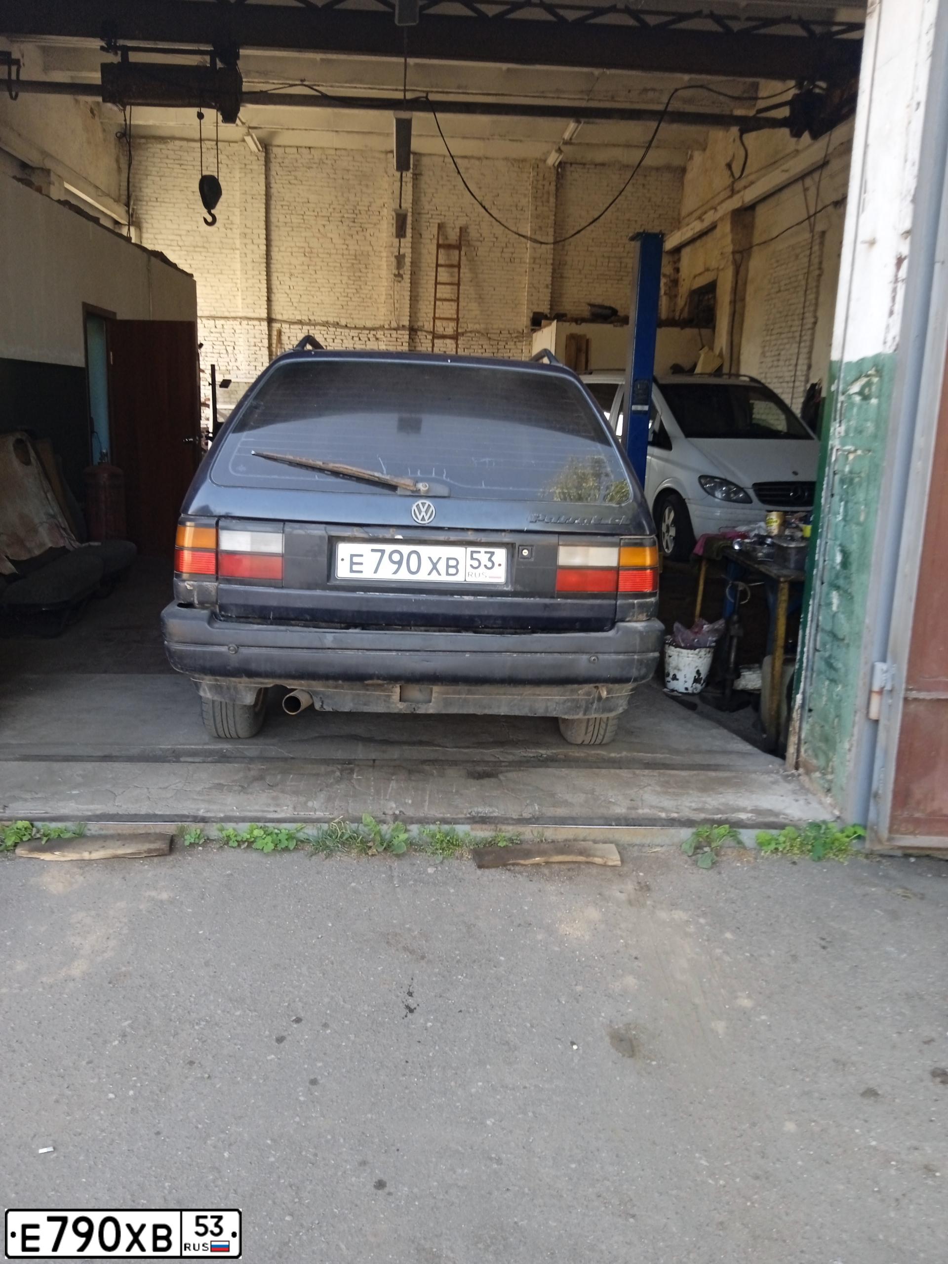 Фото автомобиля CHEVROLET CAPTIVA, 2007 — госномер Е790ХВ53. Цвет: ЧЕРНЫЙ