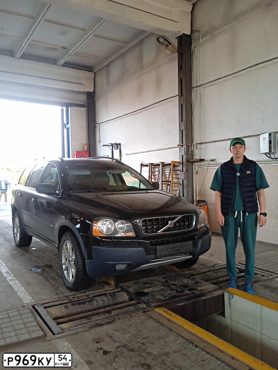 Фото автомобиля VOLVO XC90, 2004 — госномер Р969КУ54. Цвет: ЧЕРНЫЙ