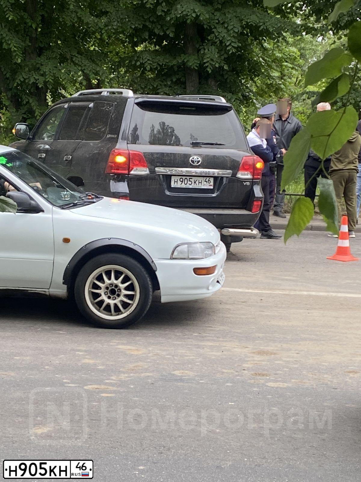 Фото автомобиля TOYOTA LANDCRUISER 200, 2014 — госномер Н905КН46. Цвет: ЧЕРНЫЙ