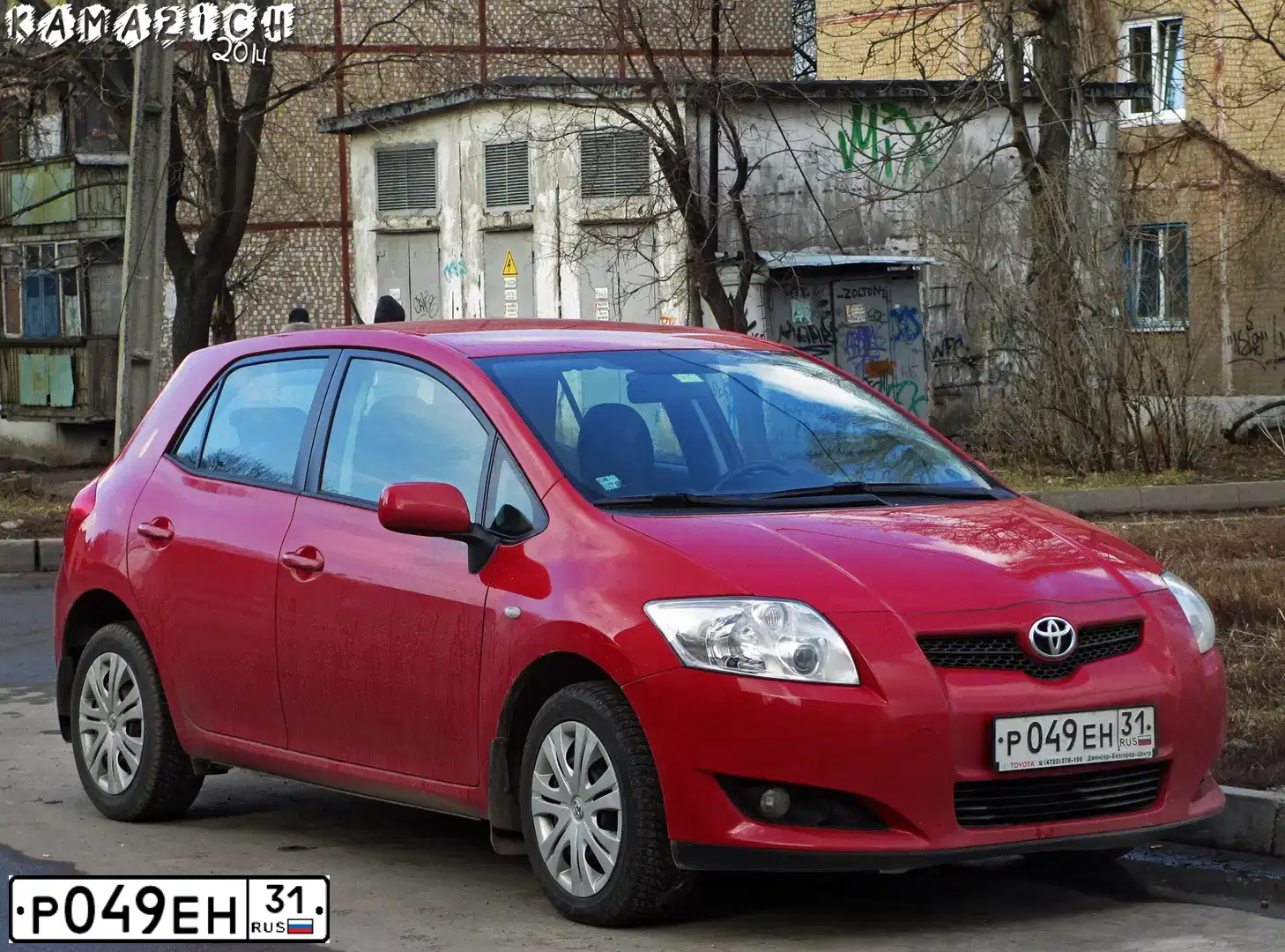 Фото автомобиля TOYOTA AURIS, 2008 — госномер Р049ЕН31. Цвет: КРАСНЫЙ