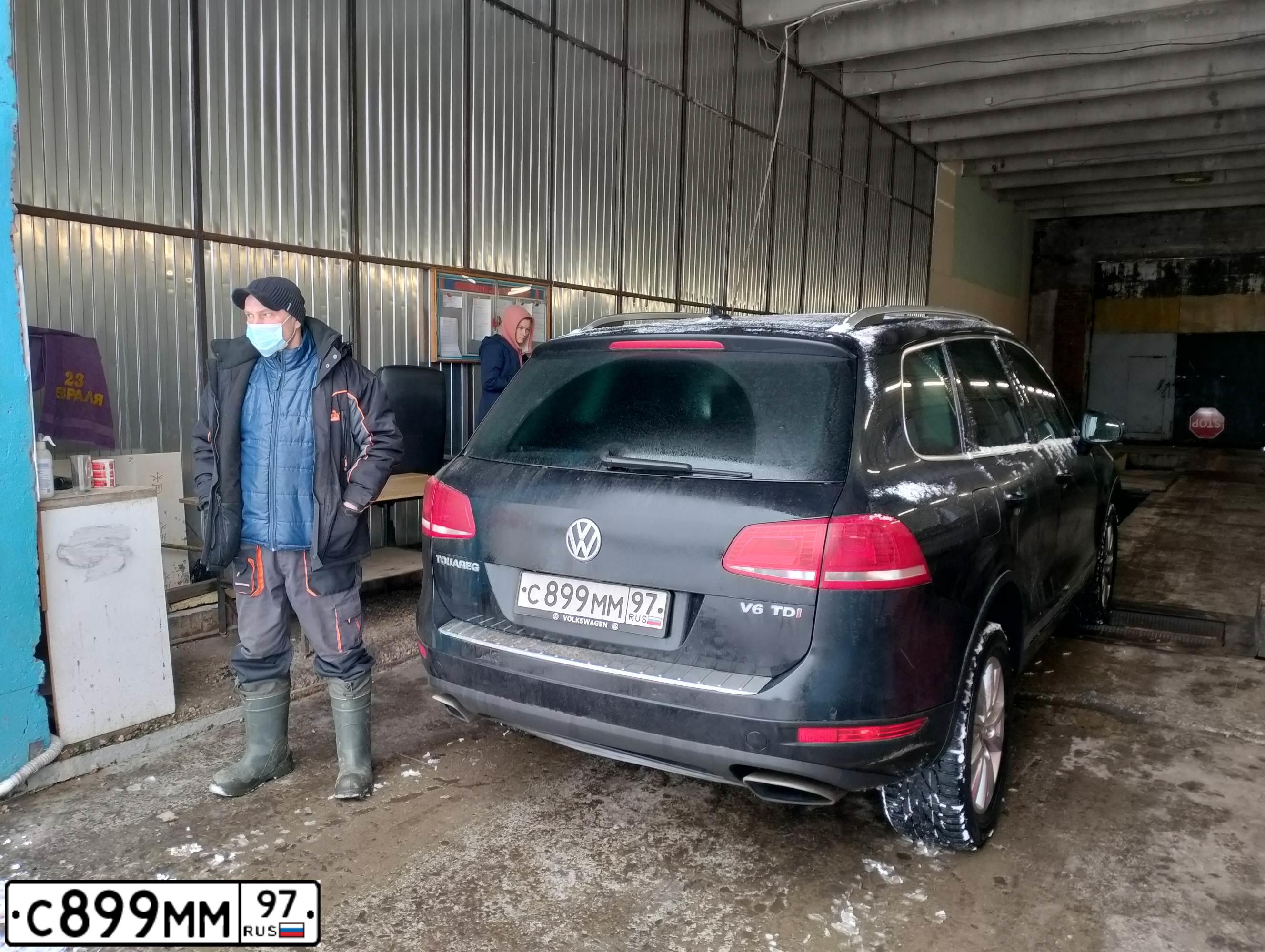 Фото автомобиля VOLKSWAGEN TOUAREG, 2012 — госномер С899ММ97. Цвет: ЧЕРНЫЙ