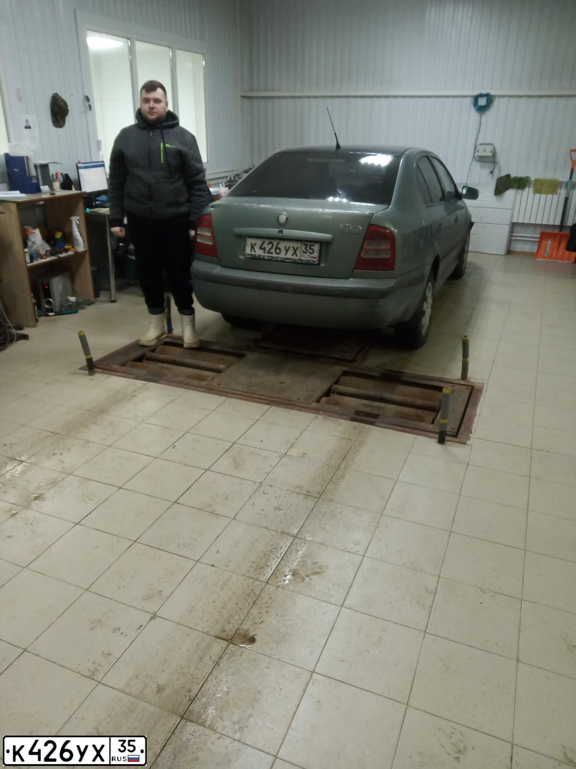 Фото автомобиля SKODA OCTAVIA, 2001 — госномер К426УХ35. Цвет: МНОГОЦВЕТНЫЙ