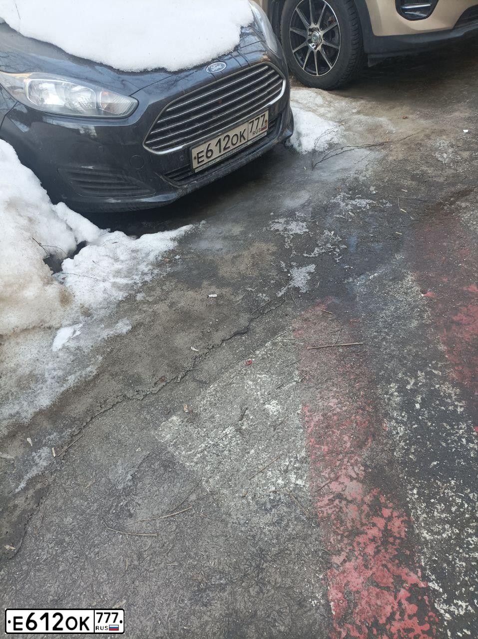 Фото автомобиля FORD FIESTA / ASPIRE, 2015 — госномер Е612ОК777. Цвет: ЧЕРНЫЙ