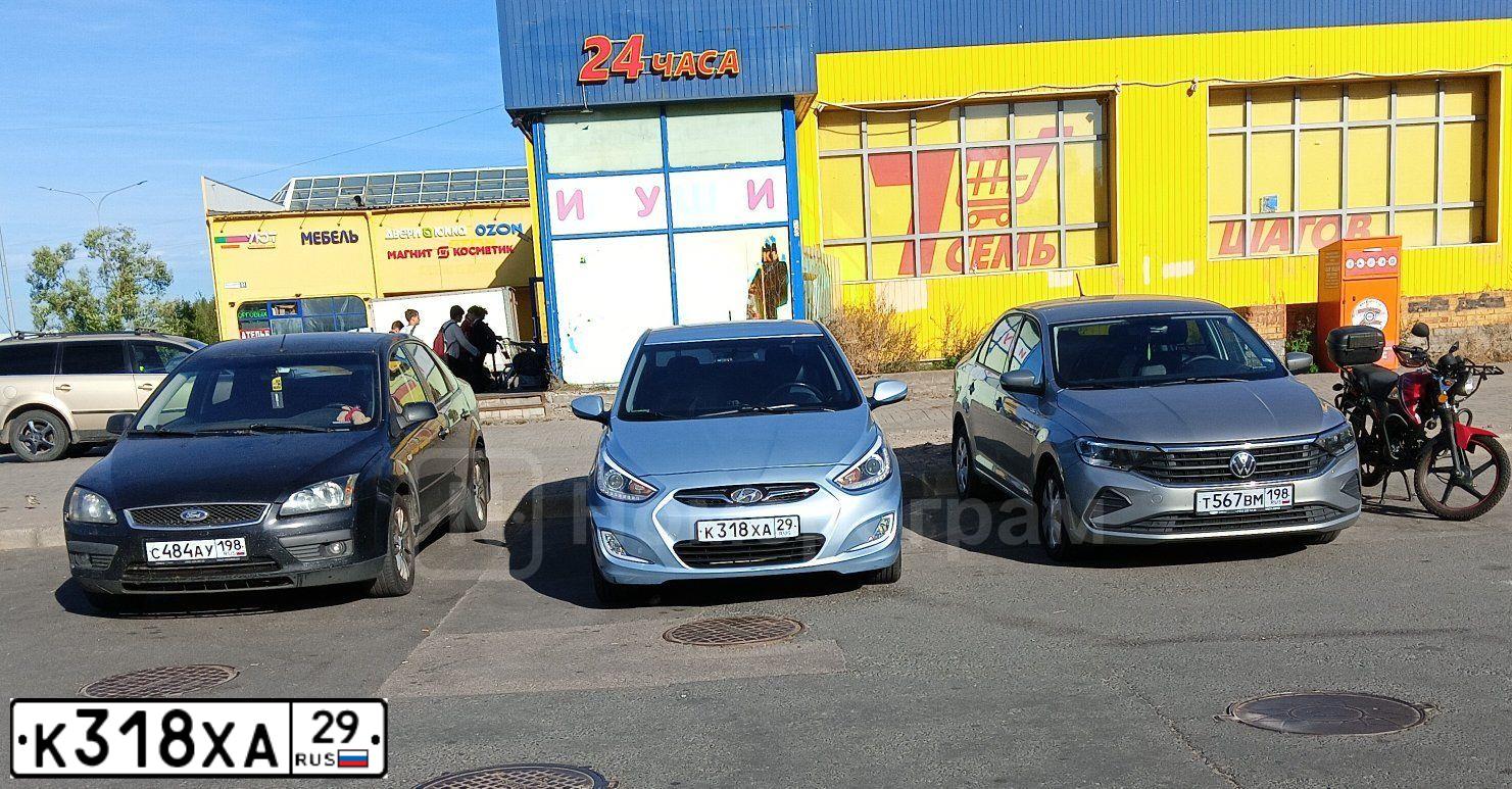 Фото автомобиля HYUNDAI SOLARIS, 2013 — госномер К318ХА29. Цвет: СЕРО-ГОЛУБОЙ