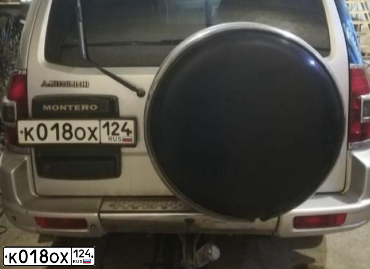 Фото автомобиля MITSUBISHI MONTERO, 2001 — госномер К018ОХ124. Цвет: серебристый