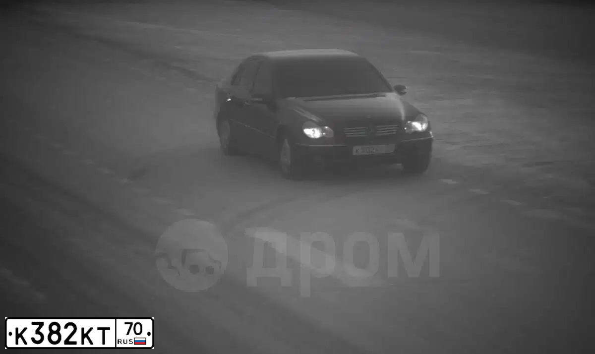 Фото автомобиля MITSUBISHI OUTLANDER, 2013 — госномер К382КТ70. Цвет: ЧЕРНЫЙ