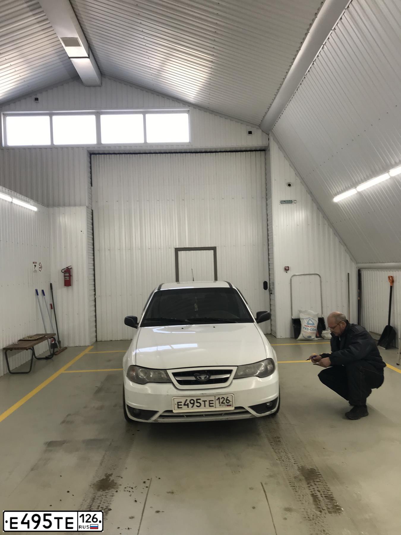 Фото автомобиля DAEWOO NEXIA, 2012 — госномер Р154ОК161. Цвет: БЕЛО-ДЫМЧАТЫЙ