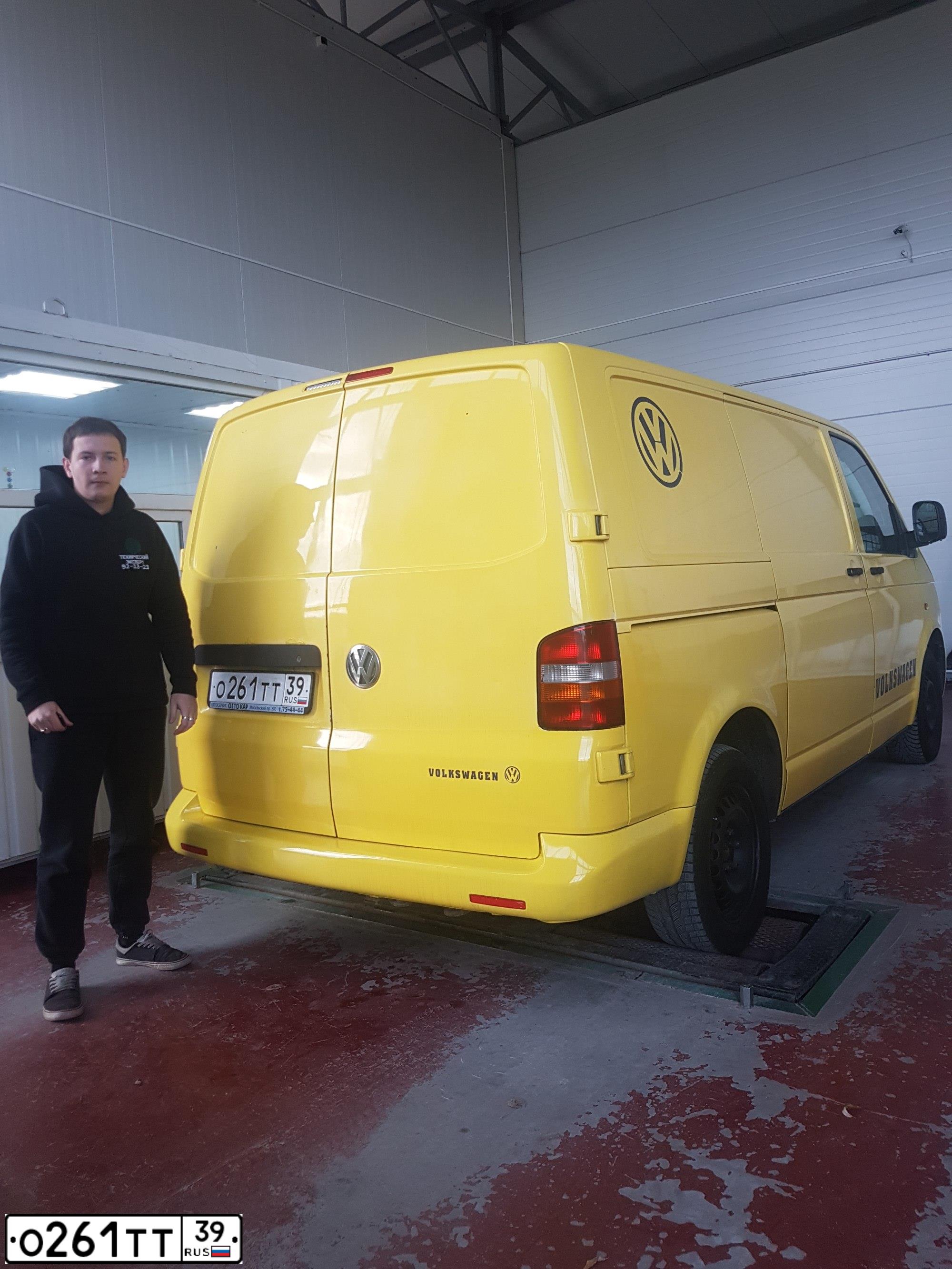 Фото автомобиля VOLKSWAGEN TRANSPORTER, 2005 — госномер Т891КС39. Цвет: ЖЕЛТЫЙ