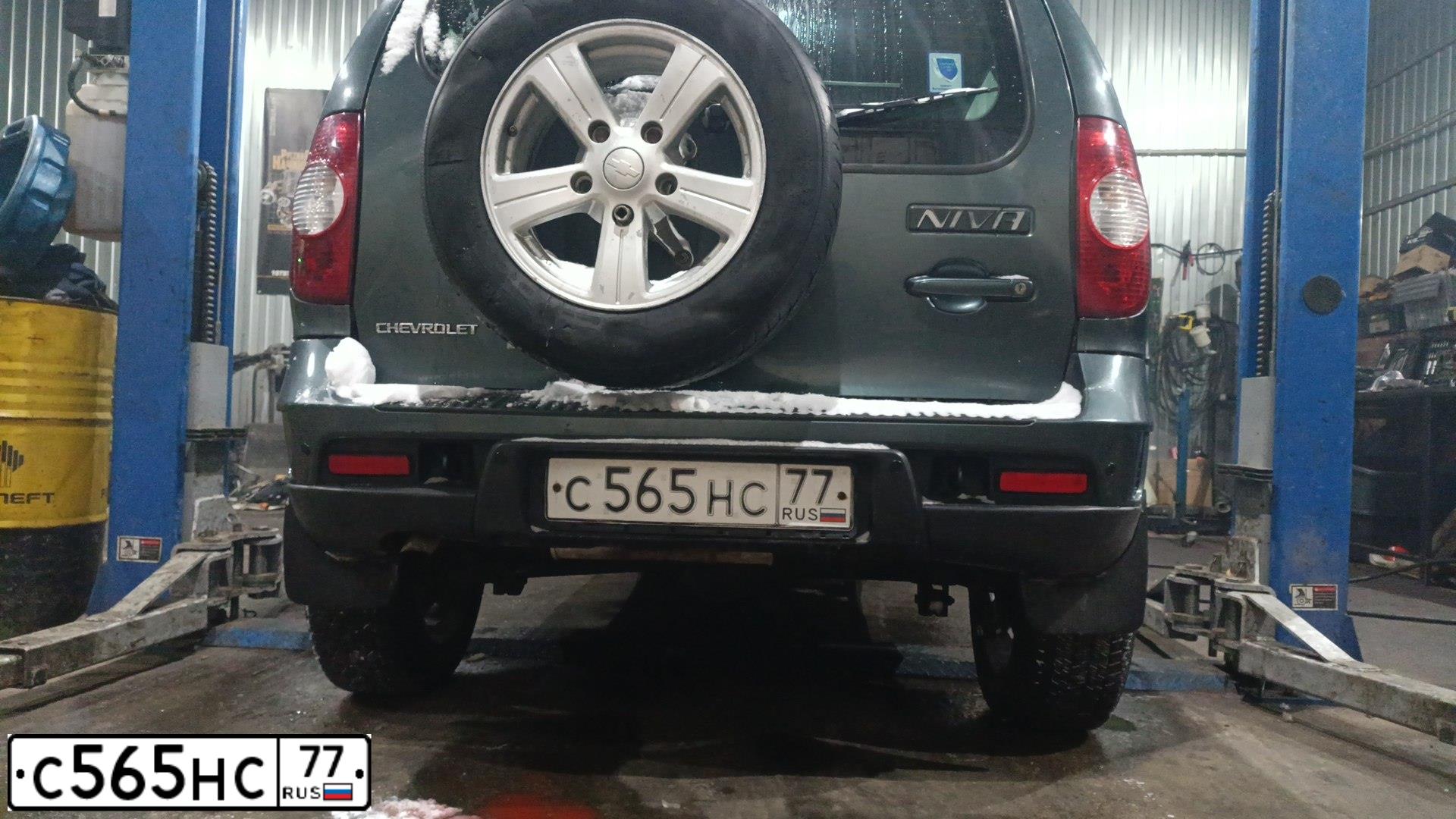 Фото автомобиля CHEVROLET NIVA, 2013 — госномер С565НС77. Цвет: СЕРЫЙ ТЕМНЫЙ